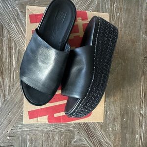 FitFlip Wedge Rattan Sandals